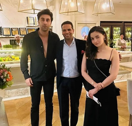 Alia Bhatt and Ranbir Kapoor mesmerize onlookers in Dubai as they step out for a romantic date, capturing a picture with an excited fan