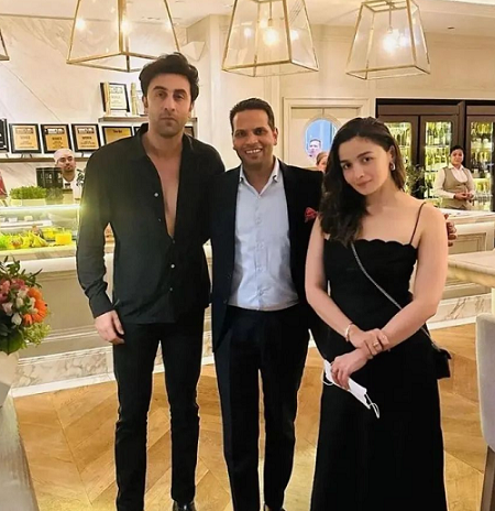 Alia Bhatt and Ranbir Kapoor mesmerize onlookers in Dubai as they step out for a romantic date, capturing a picture with an excited fan